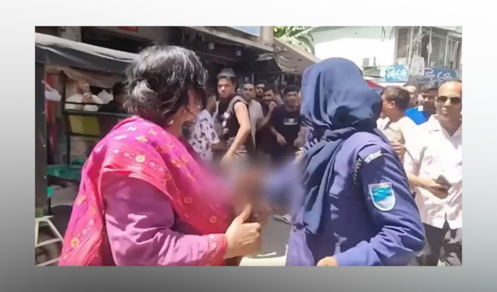 রাজবাড়ীতে পুলিশের উপস্থিতিতে নারীকে লাথির ভিডিও ভাইরাল: নেপথ্যে কী! 3 রাজবাড়ীতে পুলিশের উপস্থিতিতে নারীকে লাথির ভিডিও ভাইরাল নেপথ্যে কী!