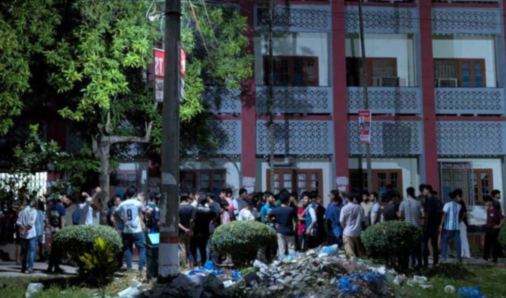 রাবিতে দুই বিভাগের শিক্ষার্থীদের দফায় দফায় সংঘর্ষ, আহত ৪