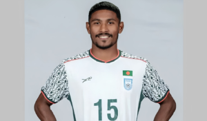 রেফারিকে ধাক্কা দিয়ে ১৫ ম্যাচ নিষিদ্ধ ফুটবলার আল-আমিন