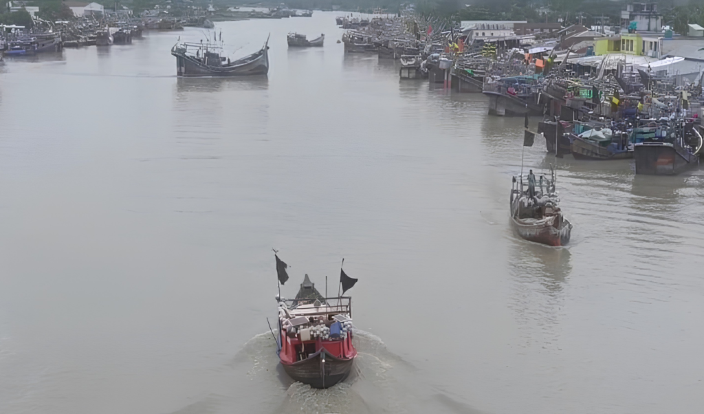 লোডশেডিংয়ে বরফ সংকট ঘাটে আটকা শত শত ইলিশের ট্রলার লোডশেডিংয়ে বরফ সংকট: ঘাটে আটকা শত শত ইলিশের ট্রলার
