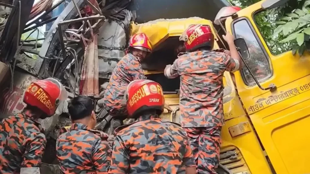 শাহরাস্তিতে বাস ডাম্প ট্রাক সংঘর্ষে নিহত ৩ আহত ১৫ শাহরাস্তিতে বাস-ডাম্প ট্রাক সংঘর্ষে নিহত ৩, আহত ১৫