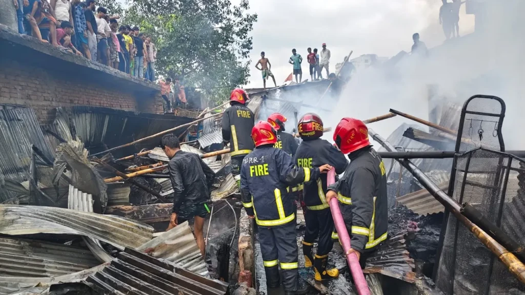 শ্যামলীতে টিনশেড বসতঘরে আগুন এক ঘণ্টায় নিয়ন্ত্রণ শ্যামলীতে টিনশেড বসতঘরে আগুন, এক ঘণ্টায় নিয়ন্ত্রণ