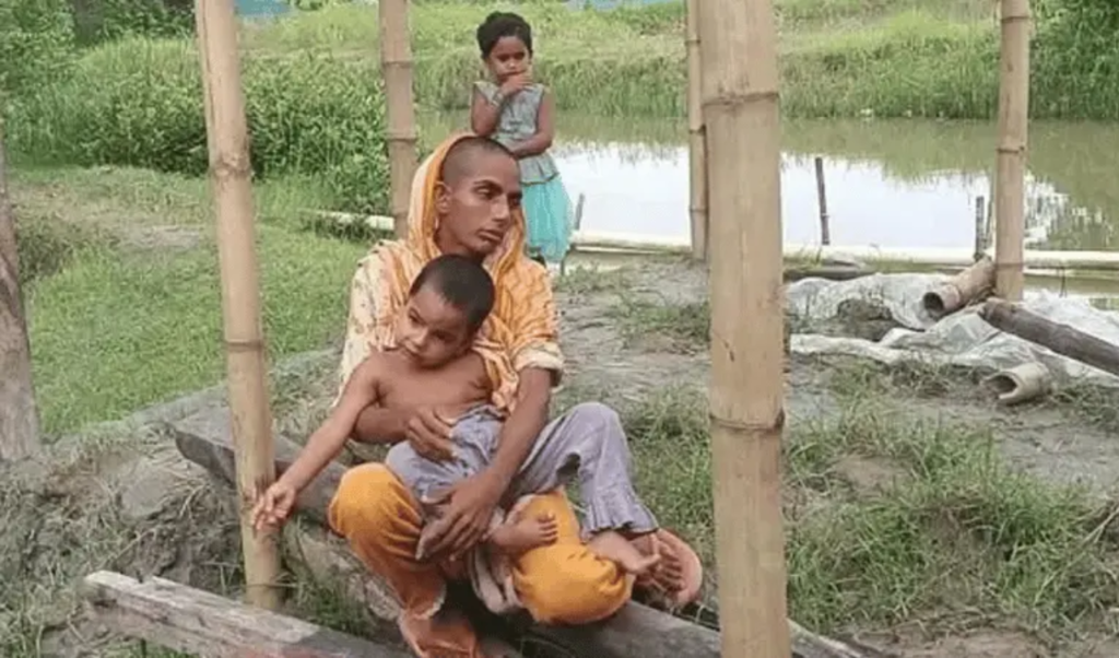 সন্তানদের ঘরভাড়া মেটাতে চুল বিক্রি দুই শিশুসহ খোলা আকাশের নিচে মা সন্তানদের ঘরভাড়া মেটাতে চুল বিক্রি, দুই শিশুসহ খোলা আকাশের নিচে মা