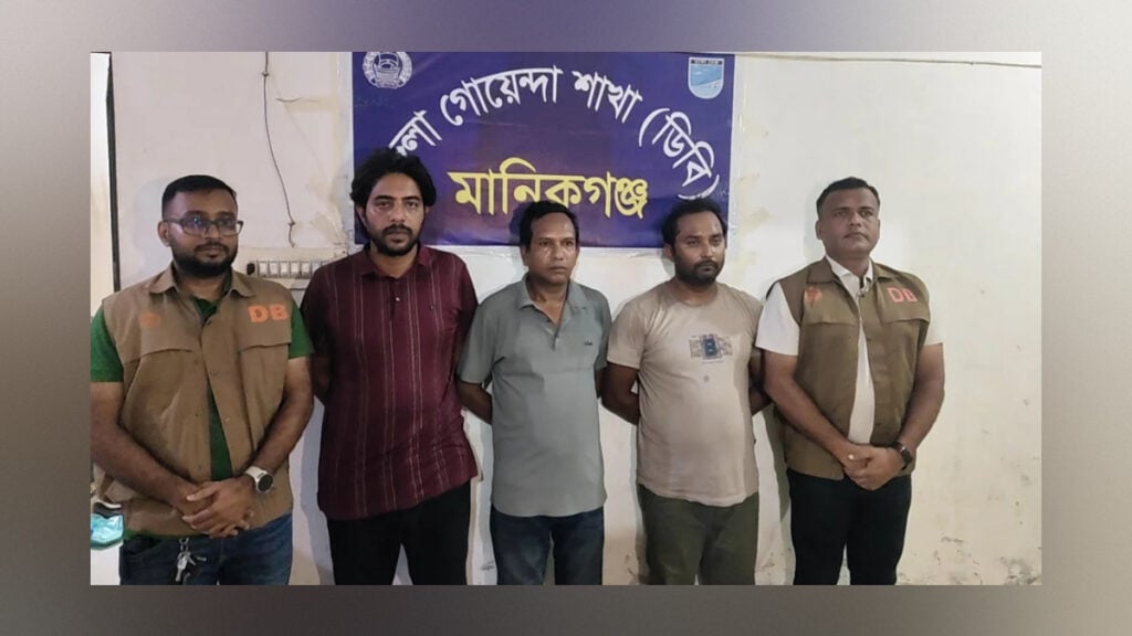 সরকারি অ্যাম্বুলেন্সে ইয়াবা, চালকসহ গ্রেপ্তার তিন 4 সরকারি অ্যাম্বুলেন্সে ইয়াবা, চালকসহ গ্রেপ্তার তিন