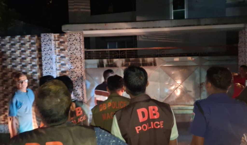 সাকিব আল হাসানের মাগুরার পৈতৃক বাড়িতে পেট্রোল বোমা হামলা ও ভাঙচুর সাকিব আল হাসানের মাগুরার পৈতৃক বাড়িতে পেট্রোল বোমা হামলা ও ভাঙচুর