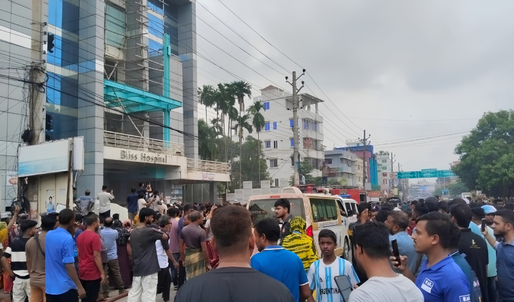 সাতক্ষীরা খুলনা মহাসড়কের চৌরঙ্গী মোড়ে অবস্থিত ব্লিস হাসপাতালে আগুন সাতক্ষীরা-খুলনা মহাসড়কের চৌরঙ্গী মোড়ে অবস্থিত ব্লিস হাসপাতালে আগুন