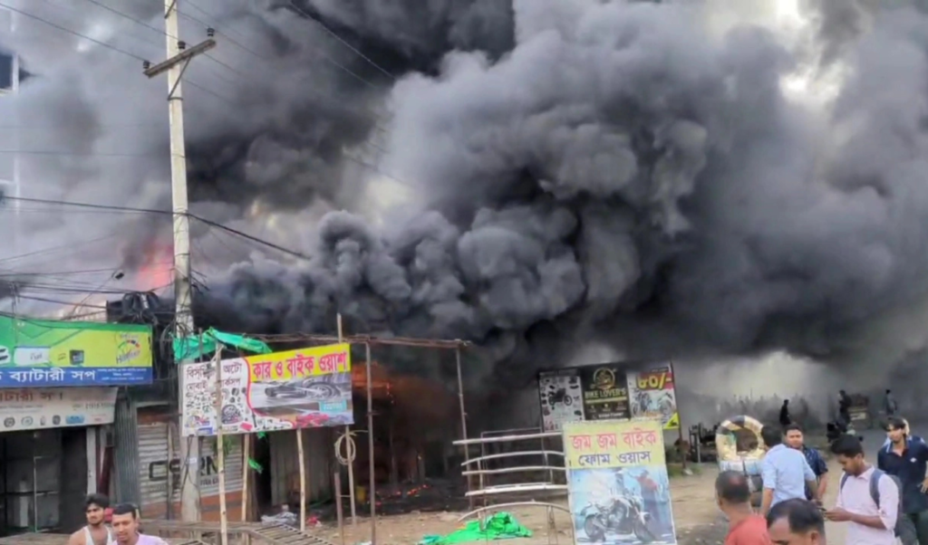 সিদ্ধিরগঞ্জে কেমিক্যাল গোডাউনে অগ্নিকাণ্ড আধা ঘণ্টার চেষ্টায় আগুন নিয়ন্ত্রণে সিদ্ধিরগঞ্জে কেমিক্যাল গোডাউনে অগ্নিকাণ্ড, আধা ঘণ্টার চেষ্টায় আগুন নিয়ন্ত্রণে