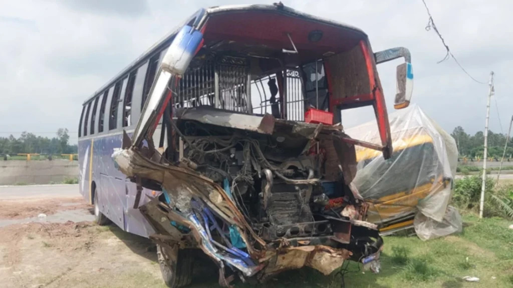 সিরাজগঞ্জে ট্রাকের ধাক্কায় বাসচালকসহ নিহত ২ আহত ৮ সিরাজগঞ্জে ট্রাকের ধাক্কায় বাসচালকসহ নিহত ২, আহত ৮