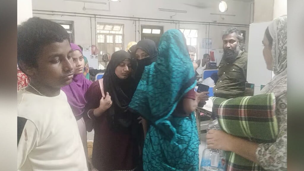 হাসপাতালে আহত মা–বাবা জানেন না সন্তানের মৃত্যুর কথা হাসপাতালে আহত মা–বাবা, জানেন না সন্তানের মৃত্যুর কথা