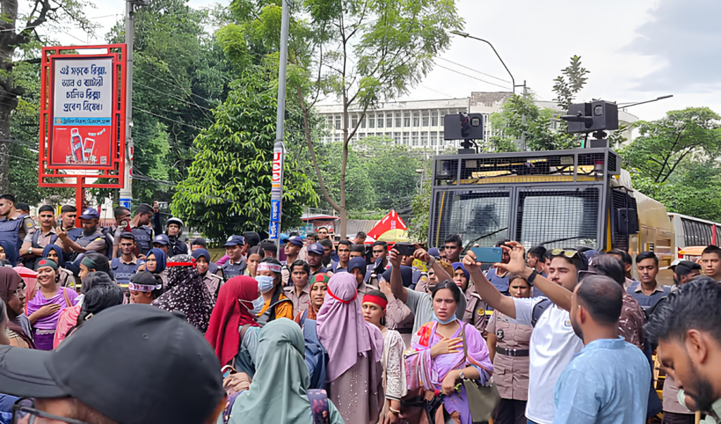১৭৫ দিনের অপেক্ষার অবসান শাহবাগ ছেড়ে স্বস্তির হাসি নতুন শিক্ষকদের ১৭৫ দিনের অপেক্ষার অবসান: শাহবাগ ছেড়ে স্বস্তির হাসি নতুন শিক্ষকদের