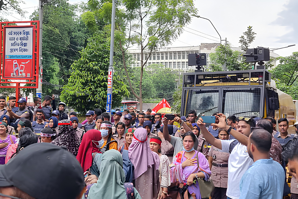১৭৫ দিনের অপেক্ষার অবসান: শাহবাগ ছেড়ে স্বস্তির হাসি নতুন শিক্ষকদের