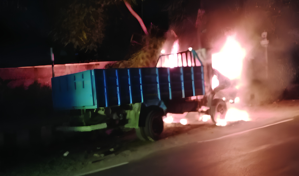 কেরানীগঞ্জে ট্রাকে আগুন ও ককটেল বিস্ফোরণ, সাবেক প্রতিমন্ত্রীসহ একাধিক নেতাকর্মীর বিরুদ্ধে মামলা 3 কেরানীগঞ্জে ট্রাকে আগুন ও ককটেল বিস্ফোরণ, সাবেক প্রতিমন্ত্রীসহ একাধিক নেতাকর্মীর বিরুদ্ধে মামলা
