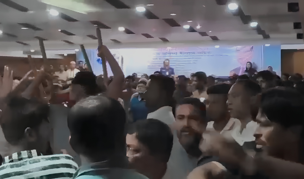 প্রতিমন্ত্রীর উপস্থিতিতেই কুষ্টিয়ায় জেলা বিএনপির সভায় ছাত্রদলের দু’পক্ষের তুলকালাম মারামারি 3 প্রতিমন্ত্রীর উপস্থিতিতেই কুষ্টিয়ায় জেলা বিএনপির সভায় ছাত্রদলের দু’পক্ষের তুলকালাম মারামারি