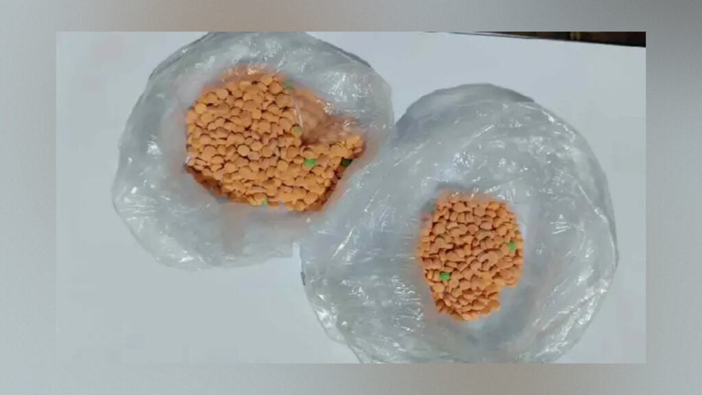 আদালতে মাদক ধ্বংসের দায়িত্বে থাকা পুলিশ সদস্যের ইয়াবাসহ গ্রেপ্তার 3 আদালতে মাদক ধ্বংসের দায়িত্বে থাকা পুলিশ সদস্যের ইয়াবাসহ গ্রেপ্তার