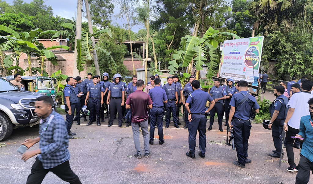 কুমিল্লায় দুই গ্রামের রক্তক্ষয়ী সংঘর্ষে আহত ২০, দোকানপাটে ভাঙচুর ও অগ্নিসংযোগ 3 কুমিল্লায় দুই গ্রামের রক্তক্ষয়ী সংঘর্ষে আহত ২০, দোকানপাটে ভাঙচুর ও অগ্নিসংযোগ
