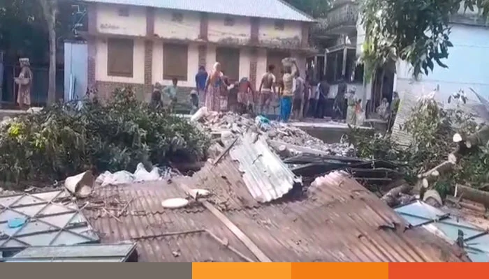 কেরানীগঞ্জে সীমানা বিরোধে বাড়ি ভাঙচুর, গাছ কাটার অভিযোগ 3 কেরানীগঞ্জে সীমানা বিরোধে বাড়ি ভাঙচুর, গাছ কাটার অভিযোগ