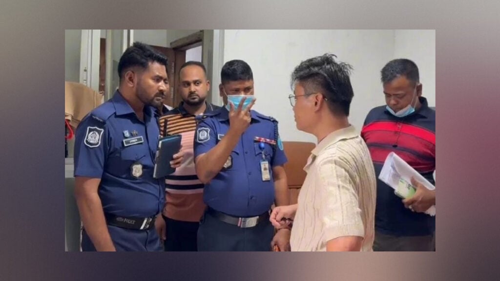 গ্রিল কেটে কারখানায় ঢুকে চীনা কর্মকর্তাকে বেঁধে টাকা লুট 3 গ্রিল কেটে কারখানায় ঢুকে চীনা কর্মকর্তাকে বেঁধে টাকা লুট