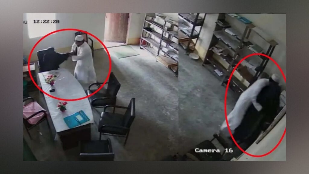 ছাত্রীর সঙ্গে মাদরাসা শিক্ষকের আপত্তিকর মুহূর্ত, ভিডিও ভাইরাল 3 ছাত্রীর সঙ্গে মাদরাসা শিক্ষকের আপত্তিকর মুহূর্ত, ভিডিও ভাইরাল