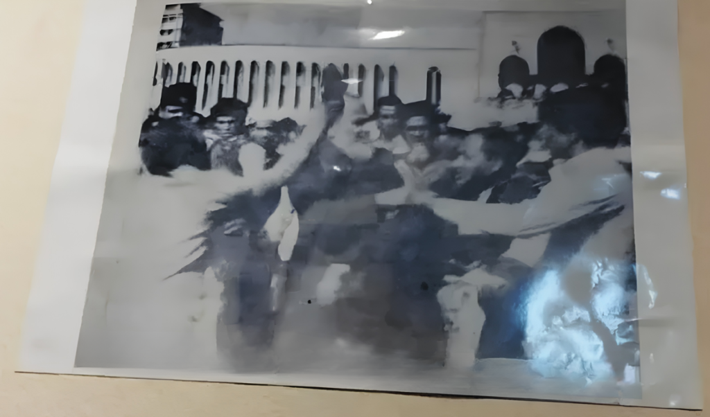 ডাকসুতে জিন্নাহর ছবি ছেঁড়ার পর গোলাম আজমের জুতাপেটার ছবি 3 ডাকসুতে জিন্নাহর ছবি ছেঁড়ার পর গোলাম আজমের জুতাপেটার ছবি
