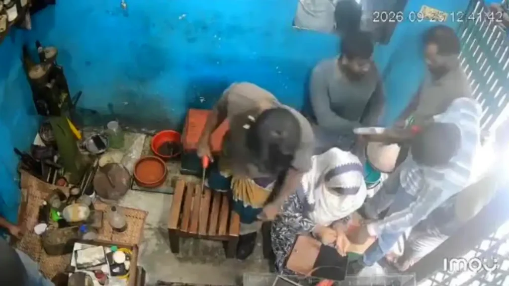 দিনদুপুরে বন্দরে স্বর্ণের দোকানে সশস্ত্র ডাকাতি 3 দিনদুপুরে বন্দরে স্বর্ণের দোকানে সশস্ত্র ডাকাতি