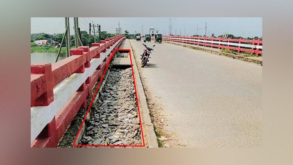 দিনের আলোয় কাইকারটেক ব্রিজের স্লাব ভেঙে রড চুরি 3 দিনের আলোয় কাইকারটেক ব্রিজের স্লাব ভেঙে রড চুরি