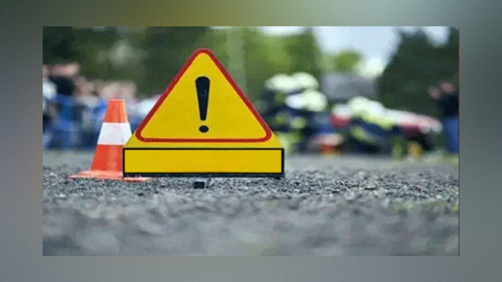 ধরলা সেতুতে বাসের ধাক্কায় প্রাণ গেল ২ কলেজছাত্রের 3 ধরলা সেতুতে বাসের ধাক্কায় প্রাণ গেল ২ কলেজছাত্রের