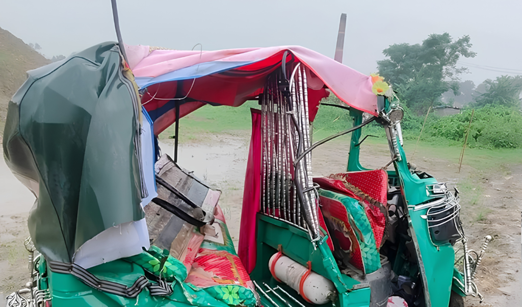 ধামরাইয়ে সড়ক দুর্ঘটনায় শিশু ও নারীসহ তিনজনের করুণ মৃত্যু 3 ধামরাইয়ে সড়ক দুর্ঘটনায় শিশু ও নারীসহ তিনজনের করুণ মৃত্যু