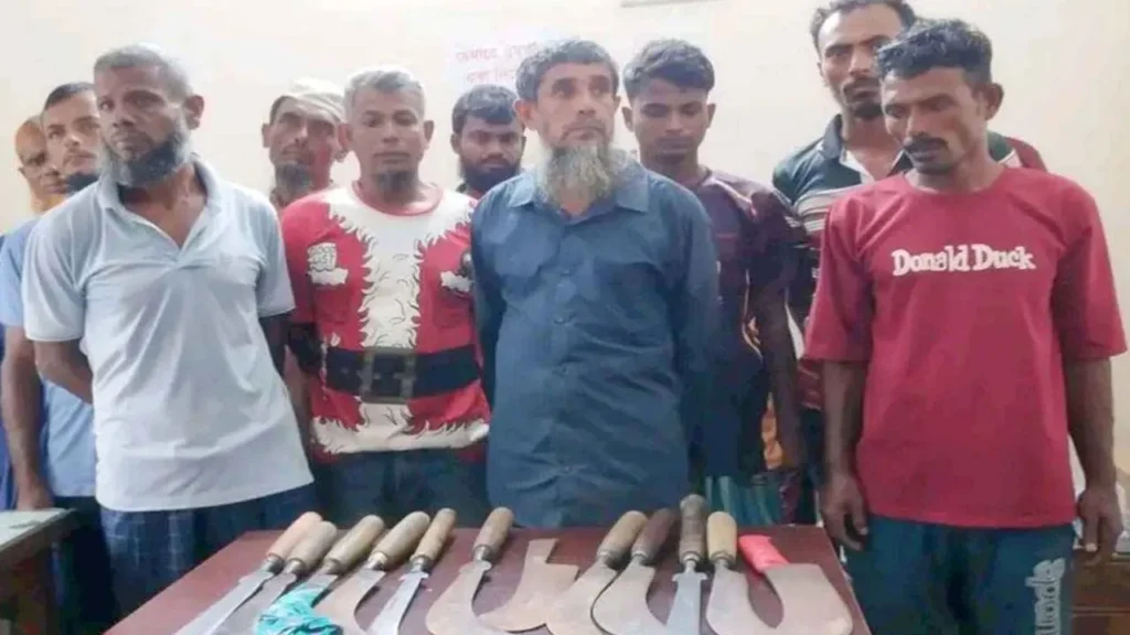 নড়াইলে অস্ত্রসহ আদালতে হাজিরা দিতে এসে পুলিশে আটক ১১ 3 নড়াইলে অস্ত্রসহ আদালতে হাজিরা দিতে এসে পুলিশে আটক ১১