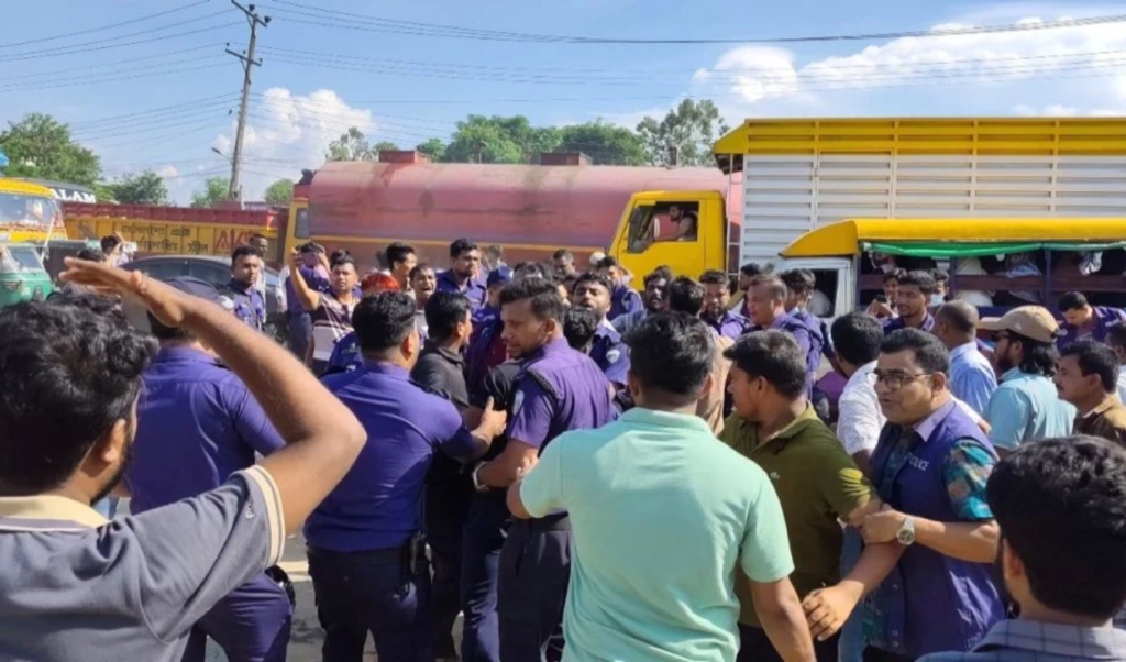 পটিয়ায় ট্রেনের ধাক্কায় পিকআপ দ্বিখণ্ডিত, লাইনচ্যুত আন্তঃনগর কক্সবাজার এক্সপ্রেস 3 পটিয়ায় ট্রেনের ধাক্কায় পিকআপ দ্বিখণ্ডিত, লাইনচ্যুত আন্তঃনগর কক্সবাজার এক্সপ্রেস