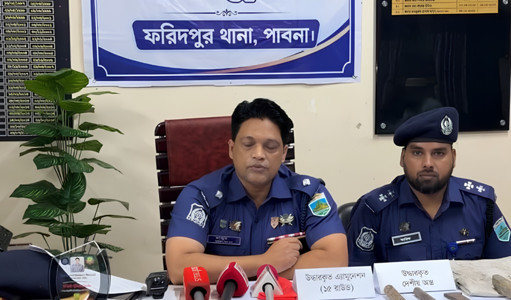 পাবনায় বটগাছের নিচ থেকে বস্তাভরা গুলি ও অস্ত্র উদ্ধার 3 পাবনায় বটগাছের নিচ থেকে বস্তাভরা গুলি ও অস্ত্র উদ্ধার