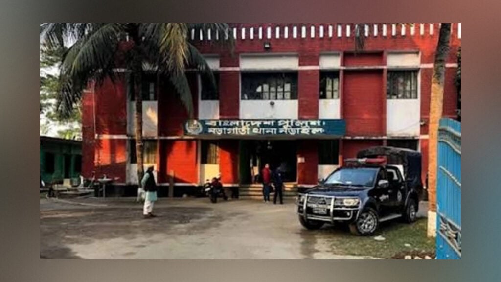 পুলিশের ওপর হামলা চালিয়ে হাতকড়াসহ মাদক কারবারিকে ছিনিয়ে নিল দুর্বৃত্তরা 3 পুলিশের ওপর হামলা চালিয়ে হাতকড়াসহ মাদক কারবারিকে ছিনিয়ে নিল দুর্বৃত্তরা