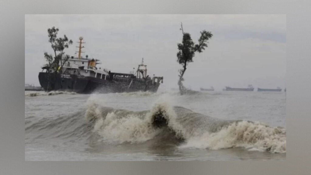 বঙ্গোপসাগরে গভীর নিম্নচাপ, বন্দরে ৩ নম্বর সংকেত 3 বঙ্গোপসাগরে গভীর নিম্নচাপ, বন্দরে ৩ নম্বর সংকেত