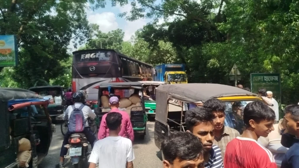 বাসচাপায় বরিশালে মাদ্রাসাশিক্ষকের মৃত্যু, মহাসড়ক অবরোধ 3 বাসচাপায় বরিশালে মাদ্রাসাশিক্ষকের মৃত্যু, মহাসড়ক অবরোধ