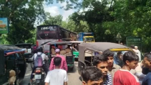 বাসচাপায় বরিশালে মাদ্রাসাশিক্ষকের মৃত্যু, মহাসড়ক অবরোধ