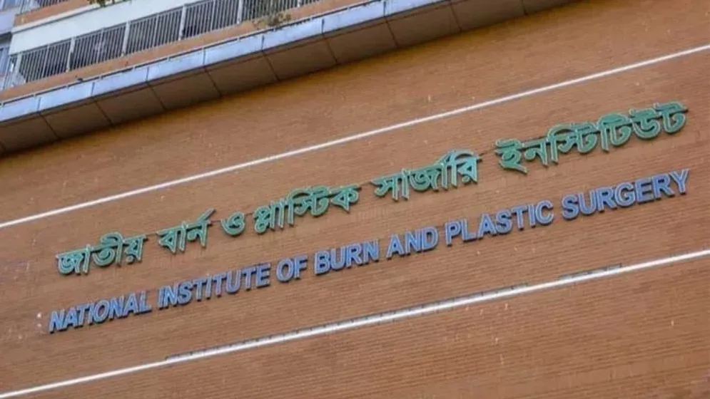 বিনামূল্যে মদ না পেয়ে পেট্রল ঢেলে হত্যা: চিকিৎসাধীন কর্মচারীর মৃত্যু 3 বিনামূল্যে মদ না পেয়ে পেট্রল ঢেলে হত্যা চিকিৎসাধীন কর্মচারীর মৃত্যু