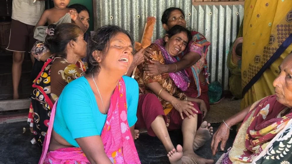 ব্যাটারি চুরির অভিযোগে শ্বশুরকে লাথি, জামাই আটক 3 ব্যাটারি চুরির অভিযোগে শ্বশুরকে লাথি, জামাই আটক