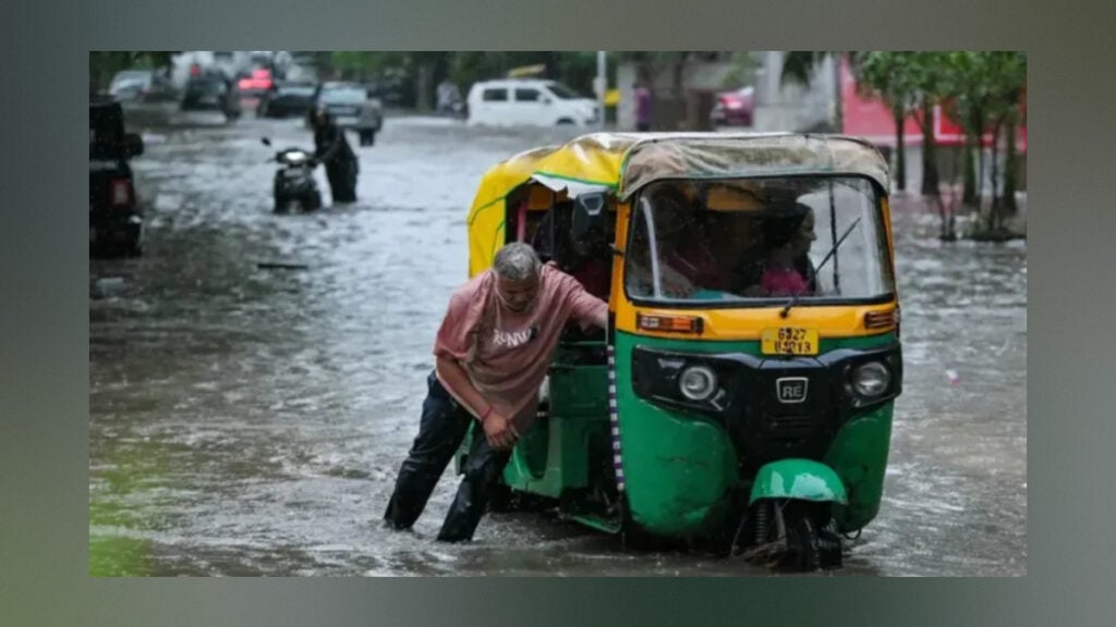 ভারতে প্রবল বৃষ্টিতে বন্যা-ধস, প্রাণ গেল অন্তত ৫৬ জনের 3 ভারতে প্রবল বৃষ্টিতে বন্যা-ধস, প্রাণ গেল অন্তত ৫৬ জনের