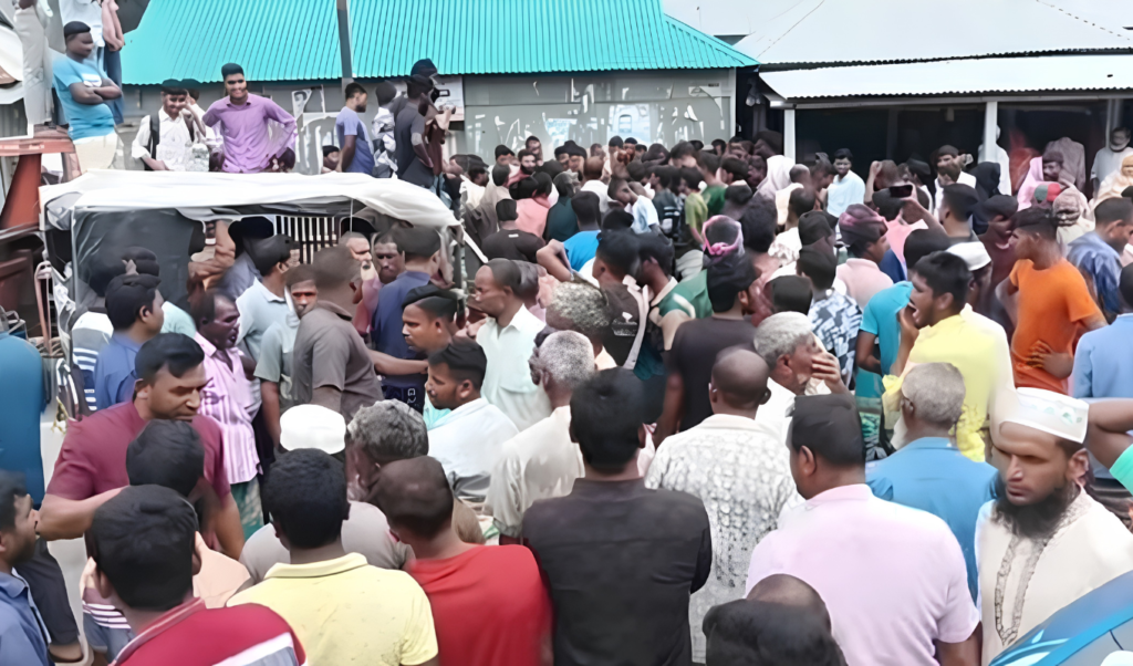 ভূরুঙ্গামারীতে সারের দাবিতে কৃষকদের সড়ক অবরোধের চেষ্টা, ইউএনওর হস্তক্ষেপে শান্ত 2 ভূরুঙ্গামারীতে সারের দাবিতে কৃষকদের সড়ক অবরোধের চেষ্টা, ইউএনওর হস্তক্ষেপে শান্ত