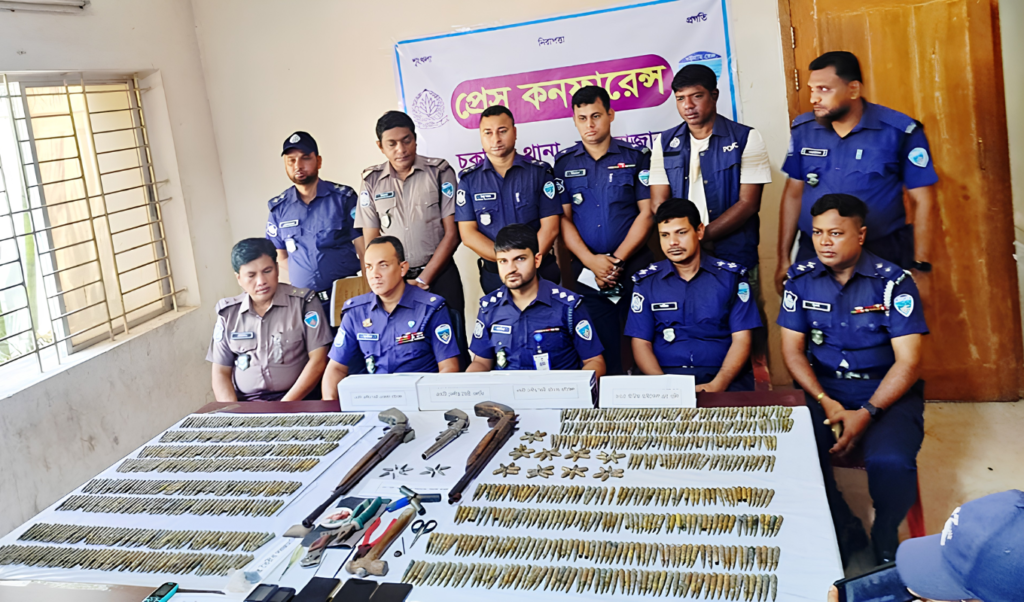 মাতামুহুরীতে ৮২৫ রাউন্ড গুলি ও অস্ত্রসহ গ্রেফতার ৬ 3 মাতামুহুরীতে ৮২৫ রাউন্ড গুলি ও অস্ত্রসহ গ্রেফতার ৬