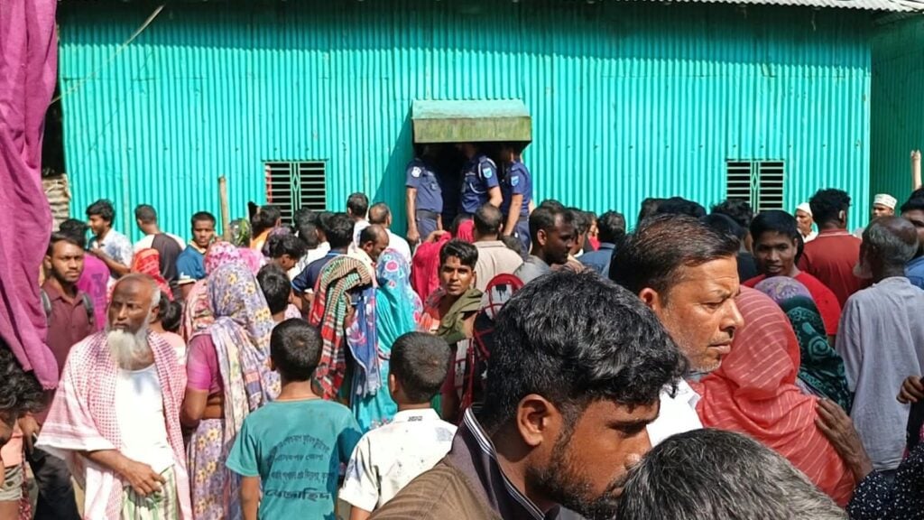 মানিকগঞ্জে একই পরিবারের তিনজনের মরদেহ উদ্ধার 3 মানিকগঞ্জে একই পরিবারের তিনজনের মরদেহ উদ্ধার