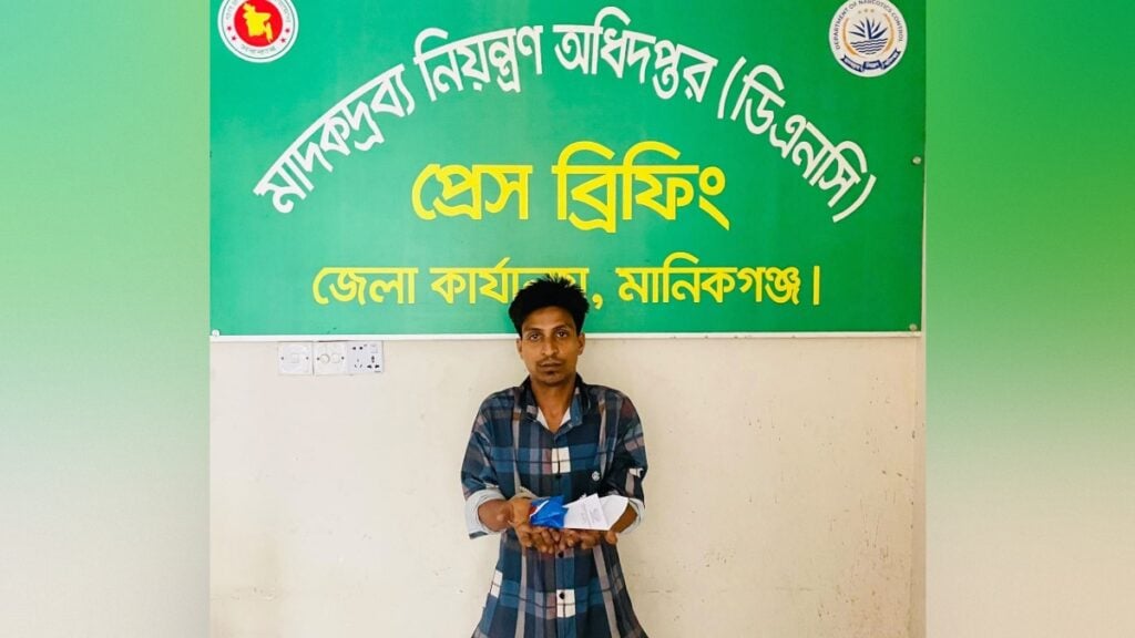 মানিকগঞ্জে ৪০০ পিস ইয়াবাসহ কুখ্যাত মাদক ব্যবসায়ী সোহেল গ্রেপ্তার 3 মানিকগঞ্জে ৪০০ পিস ইয়াবাসহ কুখ্যাত মাদক ব্যবসায়ী সোহেল গ্রেপ্তার