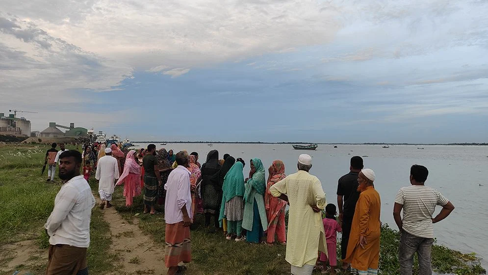 মেঘনায় ঝড়ের কবলে ট্রলারডুবি, নারীর লাশ উদ্ধার, একই পরিবারের ৪ সদস্য নিখোঁজ 3 মেঘনায় ঝড়ের কবলে ট্রলারডুবি, নারীর লাশ উদ্ধার, একই পরিবারের ৪ সদস্য নিখোঁজ