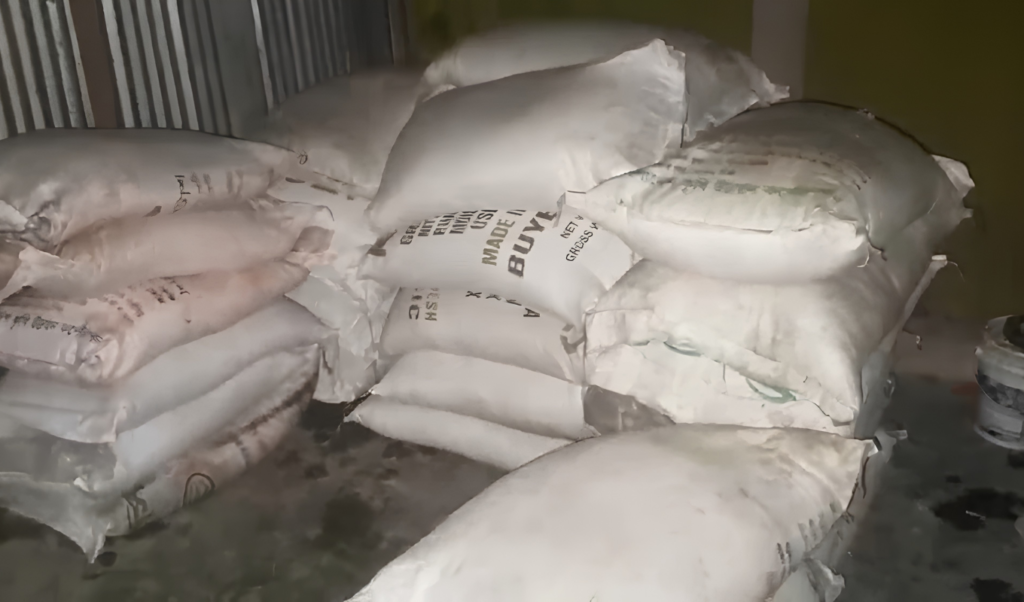 রায়পুরে আওয়ামী লীগ নেতার গোডাউন থেকে সার জব্দ, প্রশাসনের অভিযান 3 রায়পুরে আওয়ামী লীগ নেতার গোডাউন থেকে সার জব্দ, প্রশাসনের অভিযান