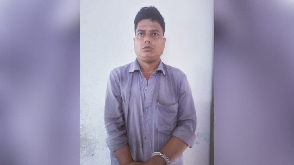 শিবালয়ে এক কেজি গাঁজাসহ মাদক ব্যবসায়ী গ্রেপ্তার 3 শিবালয়ে এক কেজি গাঁজাসহ মাদক ব্যবসায়ী গ্রেপ্তার