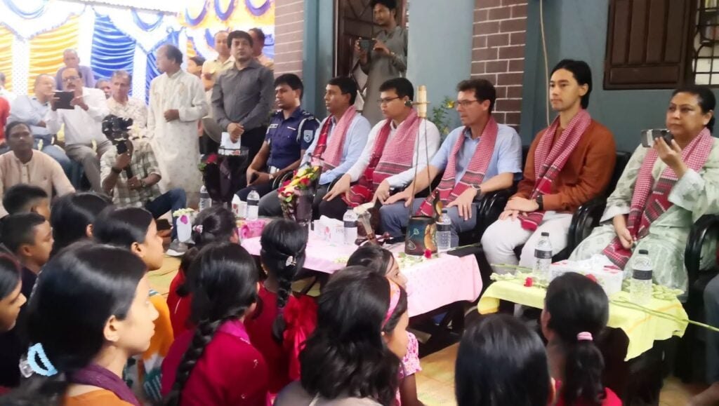 শিশুদের লোকগানে মুগ্ধ তিস্তাপাড়ে নরওয়ের রাষ্ট্রদূত 3 শিশুদের লোকগানে মুগ্ধ তিস্তাপাড়ে নরওয়ের রাষ্ট্রদূত