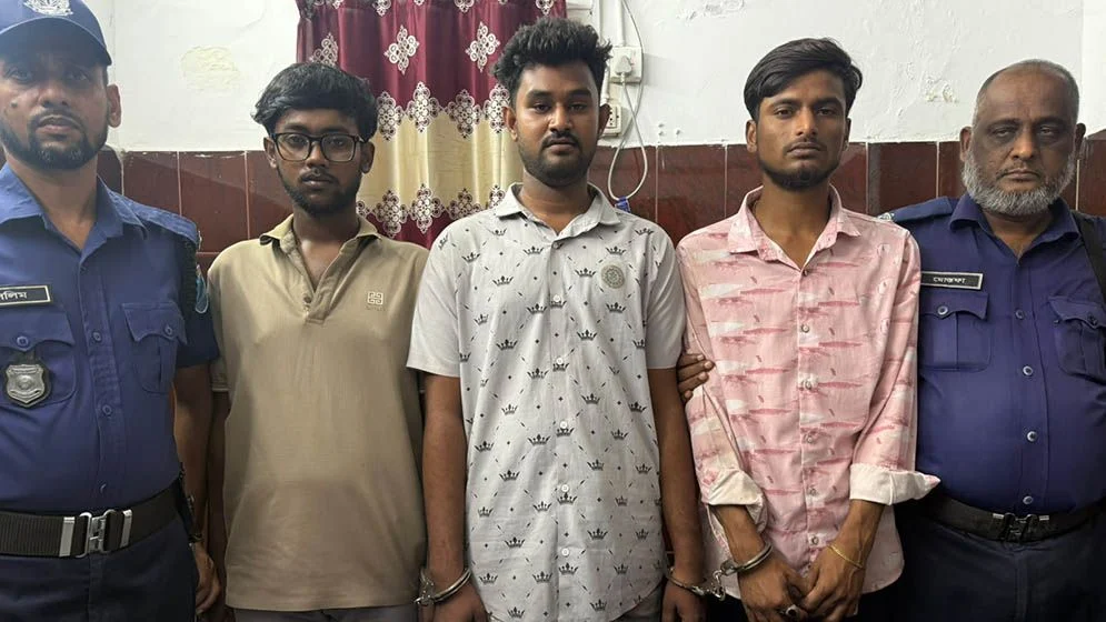 সাভারে বিদেশি পিস্তল ও গুলিসহ তিন যুবক গ্রেপ্তার 3 সাভারে বিদেশি পিস্তল ও গুলিসহ তিন যুবক গ্রেপ্তার
