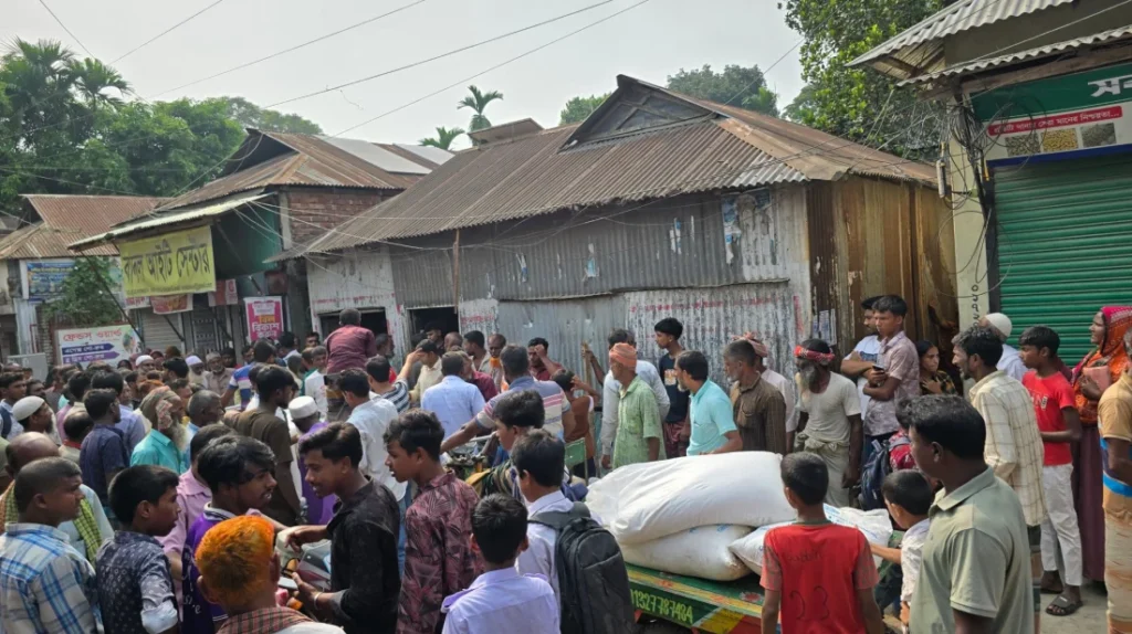 সার বিতরণ নিয়ে উত্তেজনা, রাজিবপুরে গুদাম ঘিরে কৃষকদের বিক্ষোভ 3 সার বিতরণ নিয়ে উত্তেজনা, রাজিবপুরে গুদাম ঘিরে কৃষকদের বিক্ষোভ