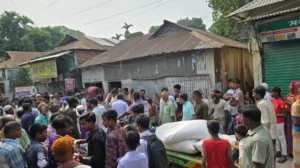 সার বিতরণ নিয়ে উত্তেজনা, রাজিবপুরে গুদাম ঘিরে কৃষকদের বিক্ষোভ