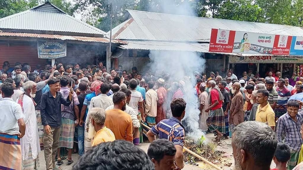 সার সংকট নিয়ে উত্তপ্ত কুড়িগ্রাম: কর্মকর্তা-কৃষক মুখোমুখি, আতঙ্কে গ্রামছাড়া বহু চাষি 3 সার সংকট নিয়ে উত্তপ্ত কুড়িগ্রাম কর্মকর্তা-কৃষক মুখোমুখি, আতঙ্কে গ্রামছাড়া বহু চাষি