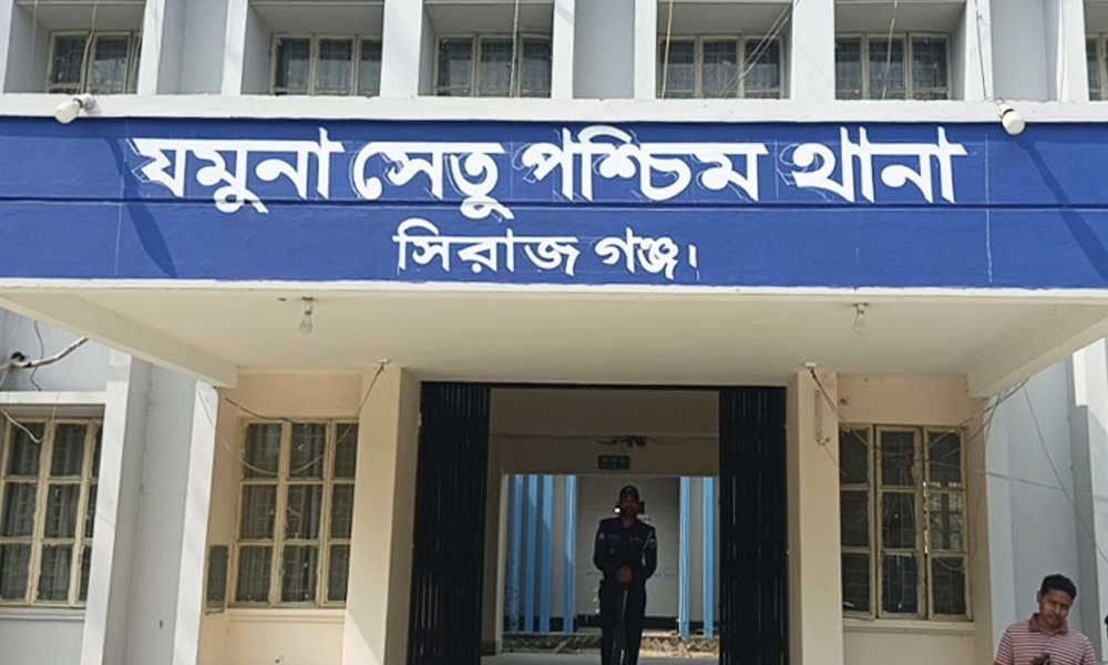 সিরাজগঞ্জে দাঁড়িয়ে থাকা ট্রাকে বাসের ধাক্কা, নিহত ২ 3 সিরাজগঞ্জে দাঁড়িয়ে থাকা ট্রাকে বাসের ধাক্কা, নিহত ২